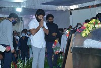Allu Arjun Pays Last Respcets to Sirivennela Sitaramasastri